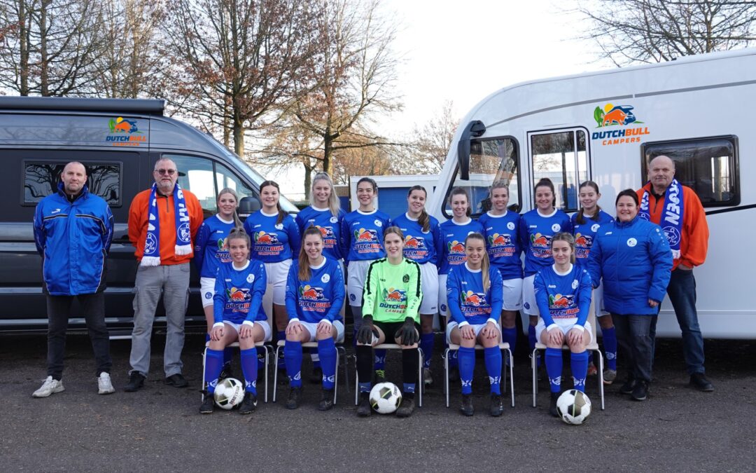 Nieuwe sponsorshirts voetbalteam